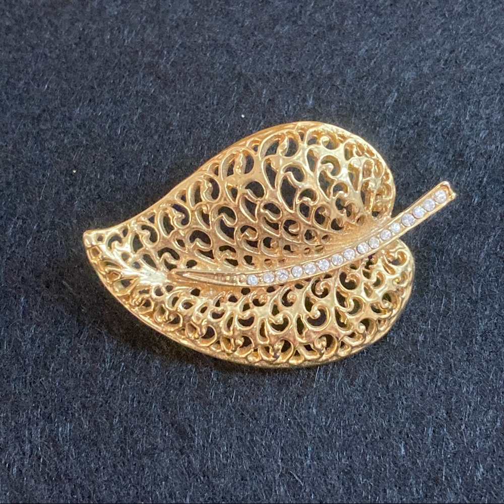 Gold tone leaf pin with crystals 🍁